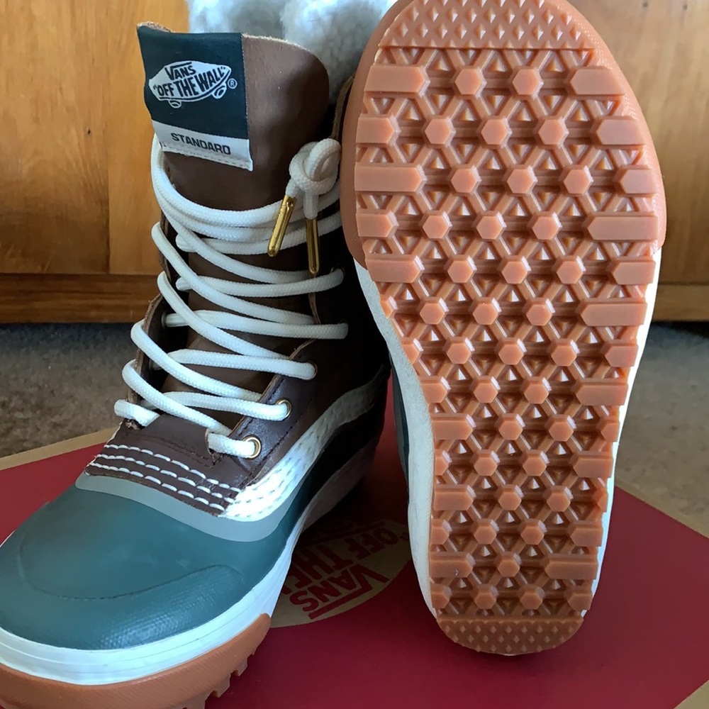 New women’s vans snow boot